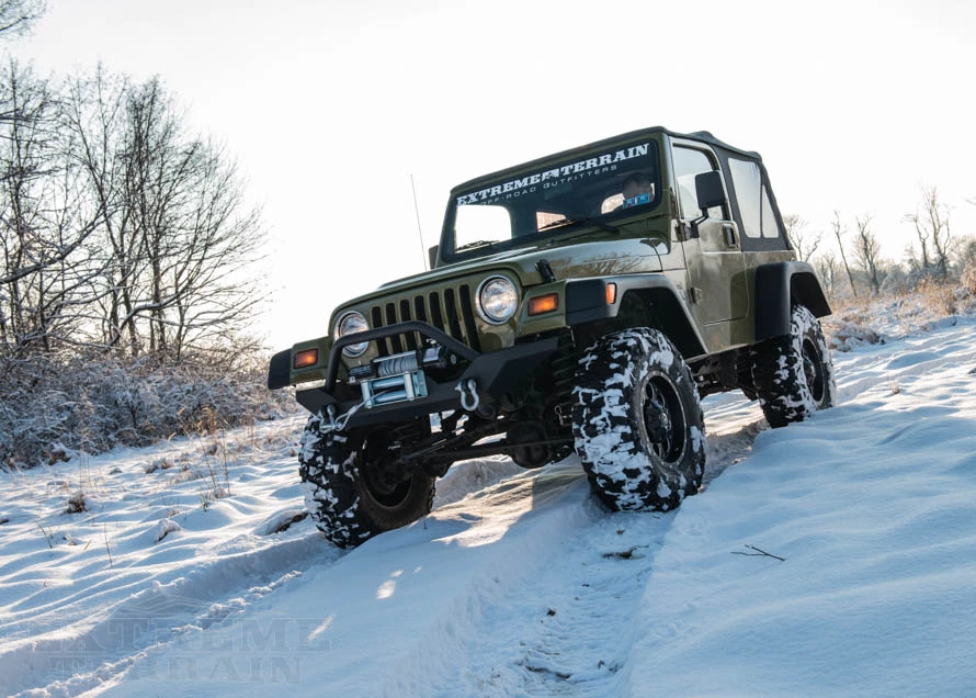 Jeep Wrangler in snow-خودروهای شاسی بلند زمستان