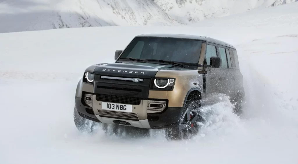 Land Rover Defender in snow-بهترین ماشین برای رانندگی در برف 